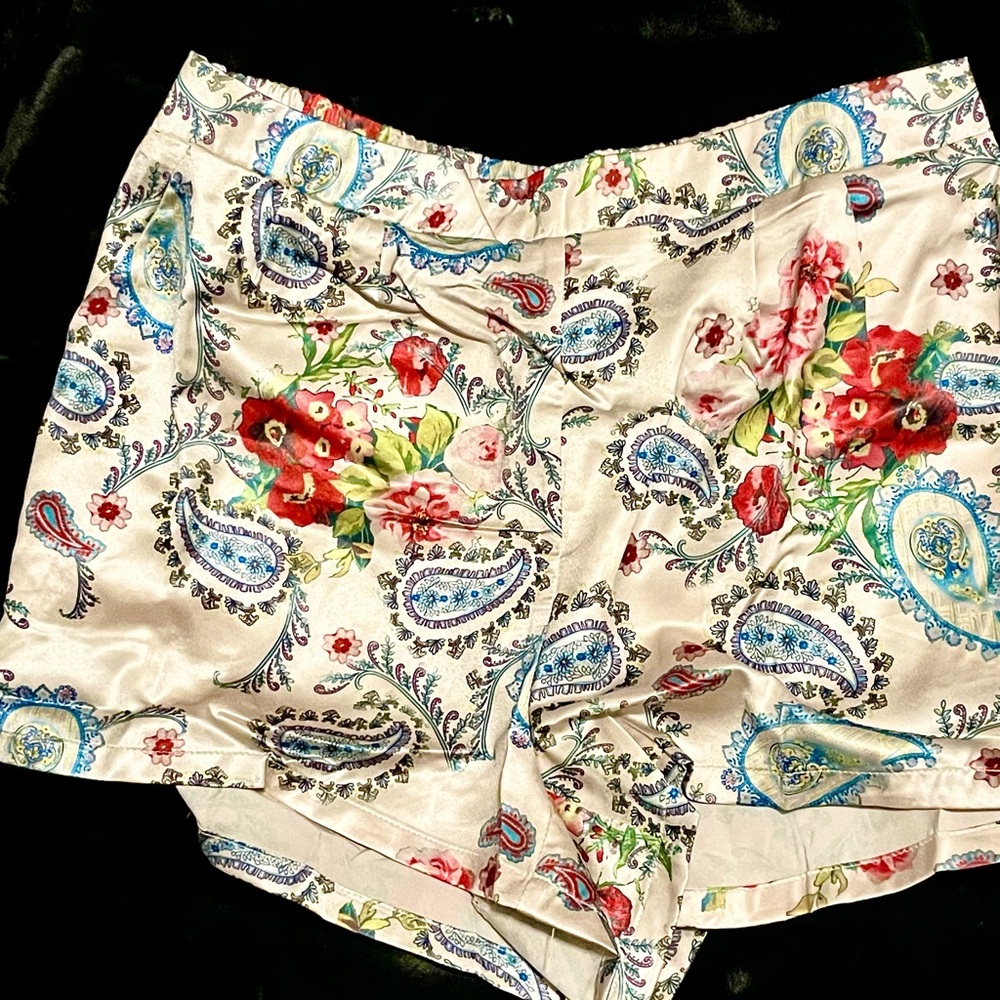 Umgee Floral Paisley Cream Women's Shorts, size L, NWT - Picture 6 of 13